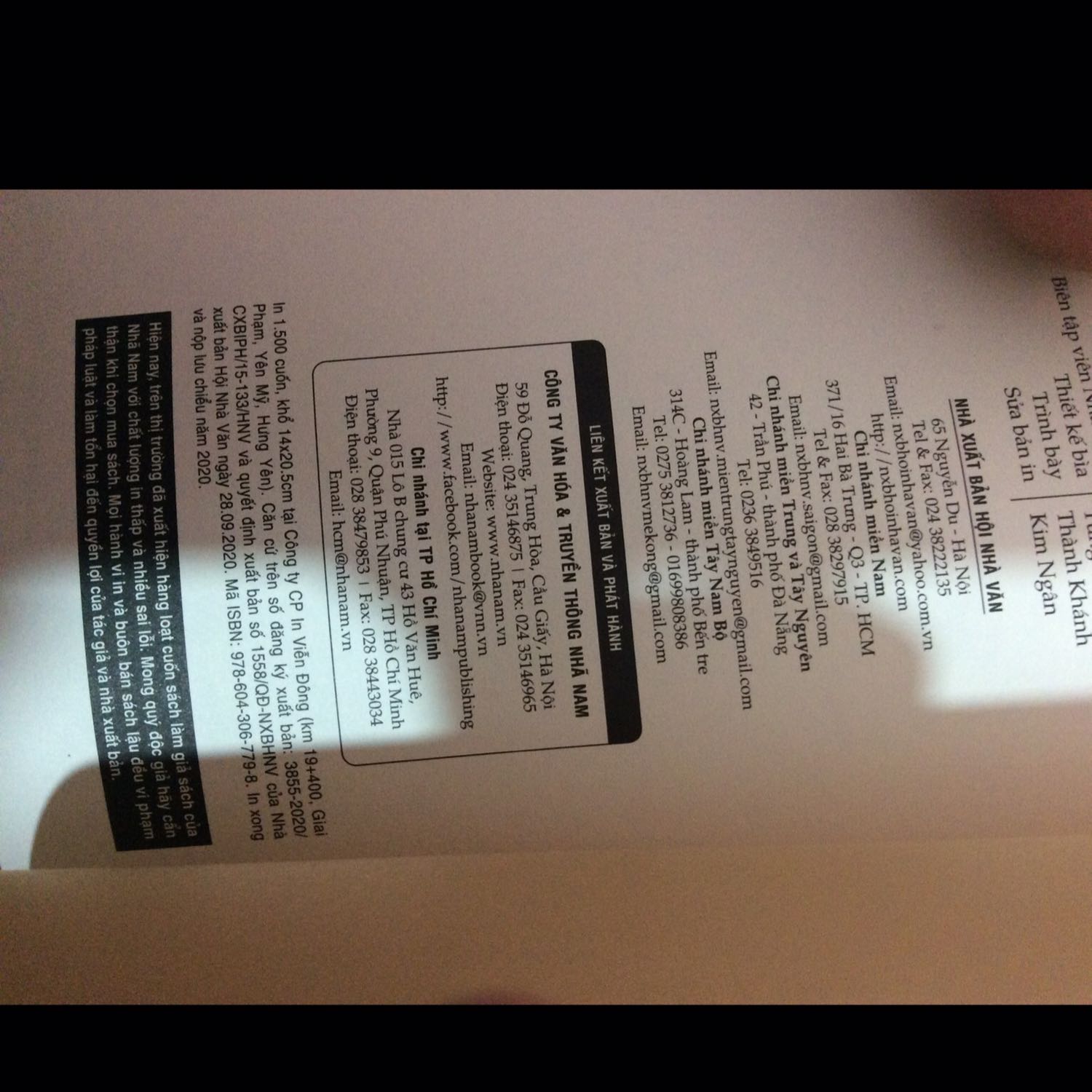 ko biết lần này sách mình mua có bị in lỗi gáy ko chứ cái logo nhã nam ở gáy in có trút xíu còn lệch hẳn sang 1 bên hơi lạ =)))