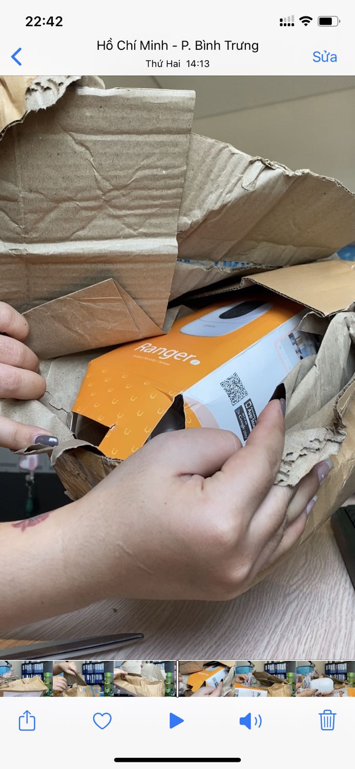 Đơn hàng #396218892
Sản phẩm này sau khi bảo hành về không thể sử dụng vì có người đã đăng nhập và sử dụng mã QR của camera. Ngày 11/5 tôi đã gọi điện báo tổng đài Tiki để các bạn liên hệ nhà bán hàng giải quyết nhưng đã quá 48h mà Tiki không hề có phản hồi?! Tôi đã hỏi rõ bạn nhân viên tiếp nhận là khi nào bạn trả lời cho tôi, bạn nói Tiki sẽ giải quyết trong 48h. 48h đã là quá nhiều cho một cú điện thoại tới nhà cung cấp hay thậm chí là chuyển tiếp một cái email cũng chỉ mất chưa đầy 10p. Sản phẩm này tôi mua từ tháng 10/3 nhưnh sử dụng chưa được bao lâu đã  bị lỗi không thể cài đặt phải gửi về Tiki bảo hành và Tiki im lặng hơn 1 tháng trời không có phản hồi. Đến khi gửi lại sản phẩm cho khách thì bỏ trong 1 cái hộp móp méo đến biến dạng, hộp ở trong cũng bị bẹp. Camera gửi đi bảo hành xong nhận về mất thẻ nhớ gần 300 ngàn. Hình ảnh tôi đính kèm. Camera mua về để dùng chứ không phải để bỏ xó. Tôi yêu cầu Tiki giải quyết sự việc này trong ngày 14/5/2020 và có câu trả lời thỏa đáng cho khách hàng.