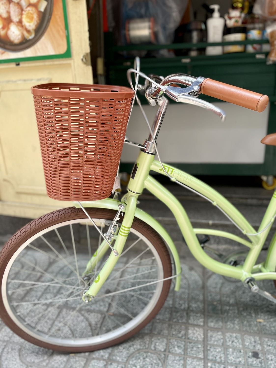 Mua xe vì yêu cái màu bơ ngọt lịm này

1. Xe nhận là chưa ráp còn trong thùng nhưng như vậy nên phí ship mới rẻ có mấy chục ngàn: 4 sao 
2. Màu đẹp như hình, vừa nhìn là hài lòng liền : 5 sao 
3. Xe tự lắp ráp nhưng không cho đinh lục giác để vặn óc, phải tự đi mua: 3 sao
4. Xe hơi thấp nhỏ, mình 1m58 mà cảm thấy xe rất thấp dù đã đôn yên xe cao hết cỡ, phù hợp với các em cấp 2 : 4 sao
5. chống xe rất yếu, làm chiếc xe khi đụng vào cảm giác cứ sắp ngã đến nơi: 3 sao

Mới ráp xong banha chưa bơm nên chưa chạy thử được