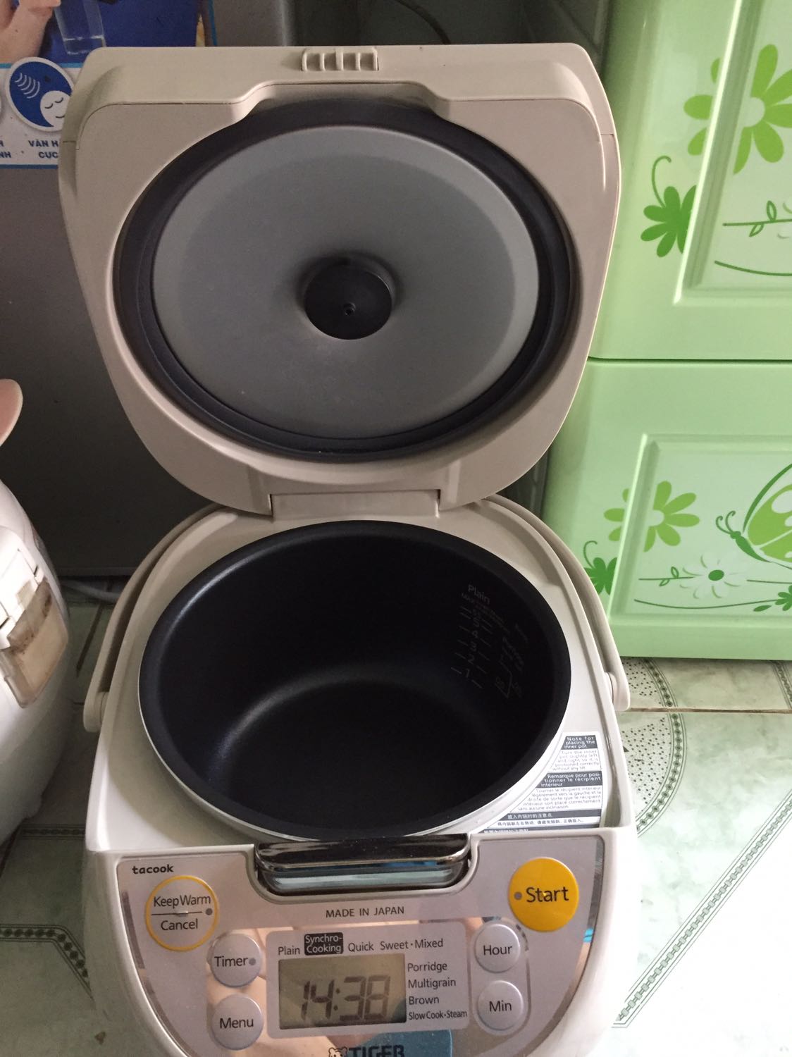 Nồi cơm điện tử Tiger nấu cơm ngon, cơm dẻo mềm. Điểm trừ duy nhất là đồng hồ theo giờ Nhật Bản (trước Việt Nam 58 phút). Nhìn chung mình rất hài lòng. Hàng Made in Japan chính hãng, sản xuất tại Osaka.