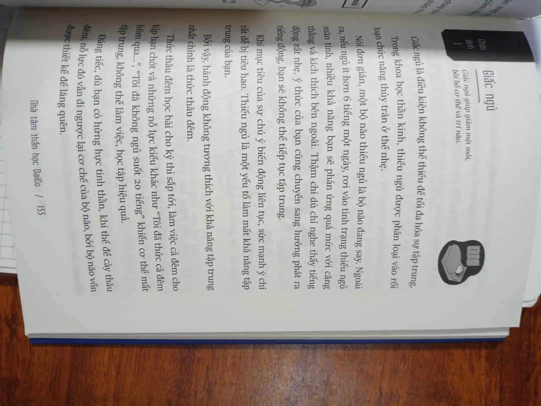 mk đang gặp vđ mất tập trung trong học tập, ngồi học mấy tiếng đồng hồ mãi không xong btvn thì thôi, trái lại còn mệt , buồn ngủ vô cùng. Đọc được cuốn này như nắng hạn gặp mưa, ánh sáng của chân lý chói qua tim vậy. mk hiểu hơn về tầm quan trọng của những việc mk đang bỏ qua. cảm ơn tác giả,nxb rất nhiều. chất lượng dịch vụ của tiki thì k có gì để chê