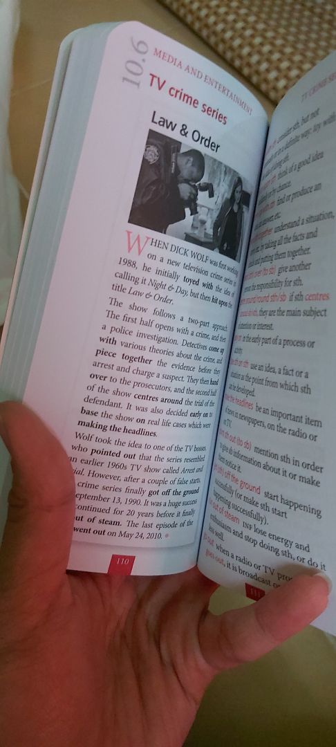 - Tiki giao siêu nhanh, đóng gói kĩ. Mình mua cùng Oxford Collocations Dict., đc tặng kèm 1 quyển truyện thiếu nhi, cả ba được gói gọn vừa đủ trong 1 hộp, và đều nguyên vẹn.
- Từ điển pocket nên nhỏ nhắn vừa tay, bìa mới toanh không tì vết.
- Độ dày mỏng hơn Oxford Pocket Dictionary for Learners. In ấn rõ nét, đều màu, chỉn chu, tươm tất.
- Bên trong có HDSD, mục lục chia một số topics quen thuộc, có hình ảnh kèm và ví dụ đa dạng phong phú. Có giải thích nghĩa, ngữ cảnh một cách ngắn gọn.