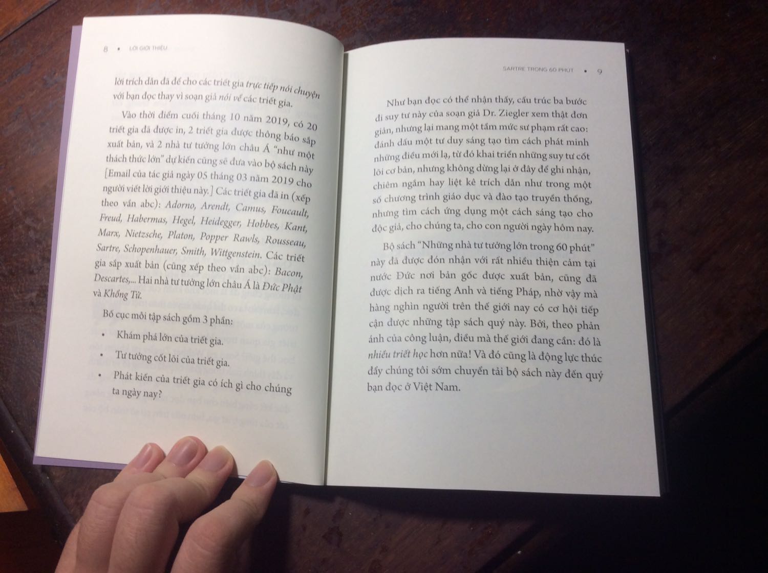 Đừng đánh giá cuốn sách qua ... số trang của nó ! Khi mình mua về cuốn sách chỉ vỏn vẹn hơn 100 trang thì mình có hơi bất bình với cái giá của nó nhưng không các bạn ạ, mình sai quá sai. Chính vì sự nhỏ gọn đó mới làm nên cái hay của quyển sách -ngắn gọn, súc tích, đầy đủ (trong 60 phút cơ mà). Không chỉ về nội dung, bố cục mà còn về phần giấy in, hình ảnh trong sách đã được làm rất tốt. Cảm ơn Văn Lang vù đã đem về Viẹt Nam những bộ sách quý như thế này. Bởi lẽ triết học là một bộ môn đáng được tìm hiểu, học hỏi.