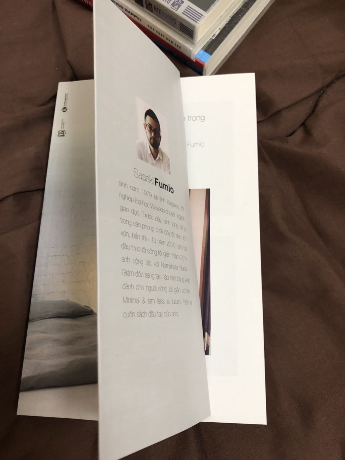 Mình đặt mua có kèm cả book care nhưng khi nhận sách thì k hề có bọc mà vẫn trừ book care của mình
 Nội dung bên trong sách thì chưa bàn đến nhưng rõ ràng là bỏ tiền ra mua sách mới mà còn tệ hơn cả sách cũ của mình ở nhà, bìa sách và giấy bên trong đều nhăn nheo, lại còn bẩn nữa!!!
 Mình ở nước ngoài nên toàn đặt mua rồi nhờ người nhà chuyển sang cho, nên sách có bị lỗi hay gì thì cũng k thể gởi về để đổi trả được!!!