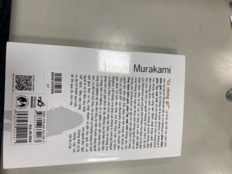 Phía Nam Biên Giới Phía Tây Mặt Trời
Nhìn cái bìa nó hấp dẫn làm sao.
Cuốn tiểu thuyết chứa đựng nhiều nhất con người thật của Haruki Murakami và là câu chuyện đơn giản nhất mà Murakami từng kể. Tuy vậy, đơn giản không có nghĩa là dễ hiểu, và một lối kể chuyện giản dị không loại bỏ những nỗ lực kín đáo trong việc thoát ra khỏi những lối đi văn chương đã cũ mòn.

“Sự kết nối” dễ thấy giữa Phía Nam biên giới, phía Tây mặt trời và những tác phẩm khác của Murakami có lẽ là năng lực đặc biệt của nhà văn Nhật Bản đối với cách tạo ra và xử lý cái bí ẩn. Không có mật độ dày đặc như trong Biên niên ký chim vặn dây cót hay Kafka bên bờ biển, cái bí ẩn ở đây giống như những đoạn nhạc jazz biến tấu ngẫu hứng trên nền của những bản nhạc cũ, và chính là cái để lại dư vị lâu nhất cho người đọc.