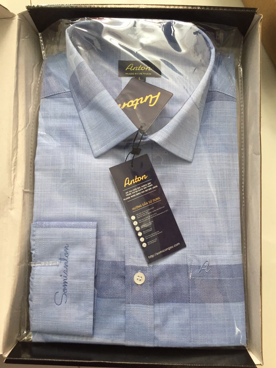 Hàng tương đối ok, vai mem min mat,đóng hộp đẹp nhưng do đơn vị vận chuyển hay sao mà móp hộp hết rồi, mua tặng mà hộp vạy mất hết giá trị cái áo.