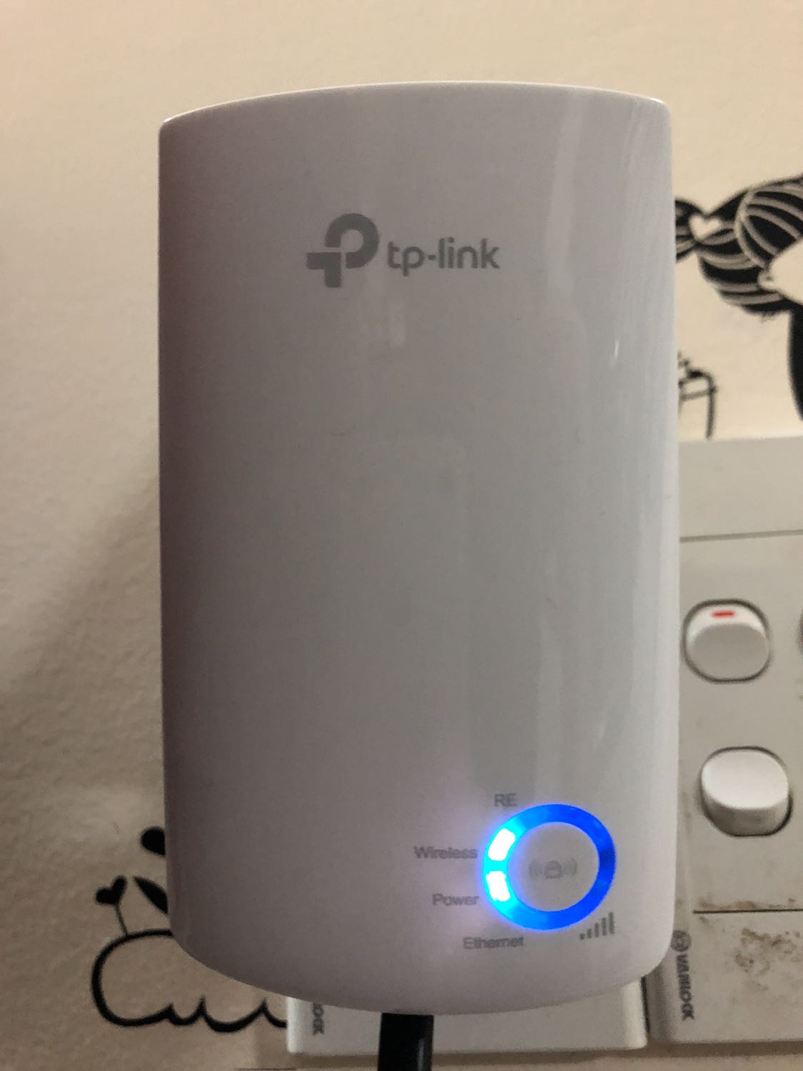 Quá thất vọng. Đặt ở lầu 1 mà modem wifi ở lầu 2 cách vài mét mà không có cột sóng nào. Đặt cùng lầu với modem wifi thì full 5 cột. 
Không thể sử dụng được 😡😡😡