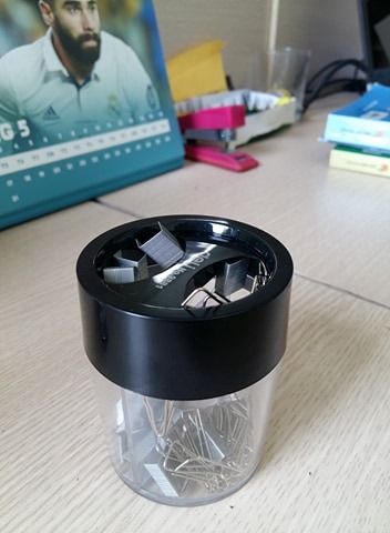 Miệng hộp hơi nhỏ nhưng bù lại có nam châm ở miệng nên dễ sử dụng hơn nhiều. Nếu để ghim bấm và ghim kẹp chung với nhau có thể bị lẫn lộn do phần nắp và phần chia ngăn không được khít. Nói chung là được.