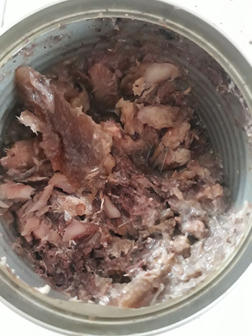 cá thì ok, mà hộp thì bị bóp. mèo mình nó chảnh cho ăn mà nó ngửi ngửi rồi đi luôn :)) riêng mình thì ưng loại cá biển hơn