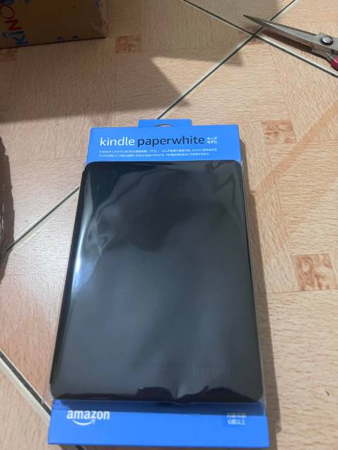 Đây là lần đầu mình mua máy đọc sách Kindle và cũng là lần đầu mình mua hàng giá trị lớn trên Tiki, mình khá hài lòng. TikiNow giao nhanh, nhân viên thân thiện nhiệt tình. Gói hàng được bọc cẩn thận, có dán tem hàng dễ vỡ, máy đọc sách nguyên seal, bao da gắn kèm với máy luôn trong hộp. Đây là bản cho thị trường Nhật nhưng tính năng đầy đủ không khác bản thường. Từ lúc mua máy đọc sách, mình như trở lại thời trẻ thơ, thời còn say mê với những trang sách, thời gian dành cho ***, Youtube,... cũng giảm hẳn. Một sản phẩm đáng mua cho bất kỳ ai có mong muốn tốt hơn mỗi ngày.