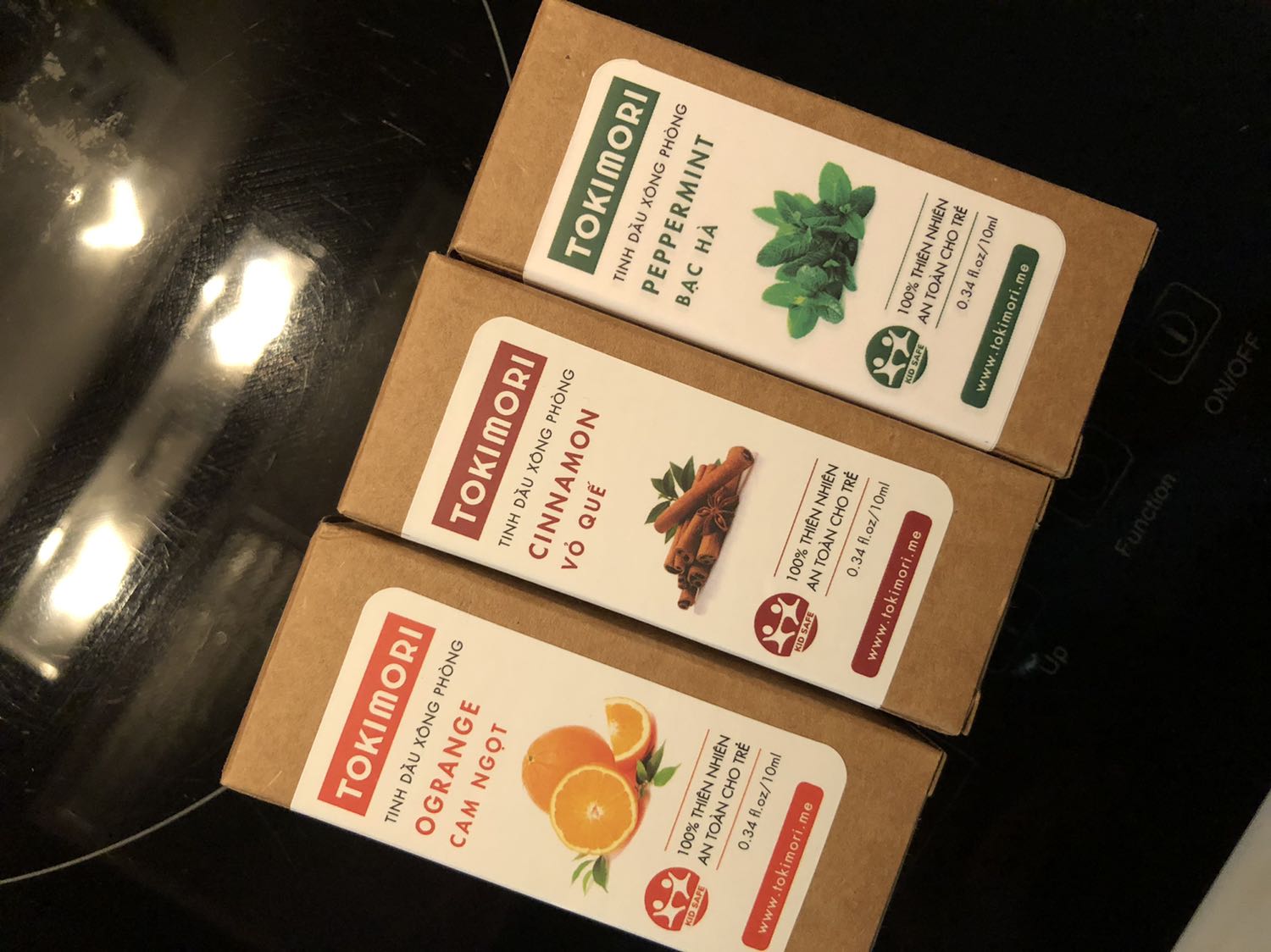 Mùi hương dễ chịu, mình xông 1 tí thôi là thơm hết phòng rồi ạ. Mình cực thích mùi cam nhé, hương nhẹ nhàng mà khử mùi trong phòng rất okkklahhh nhaa🥰 Tối nhỏ vài giọt tinh dầu xông lên nằm xem phim chill chill là bao thích ạ