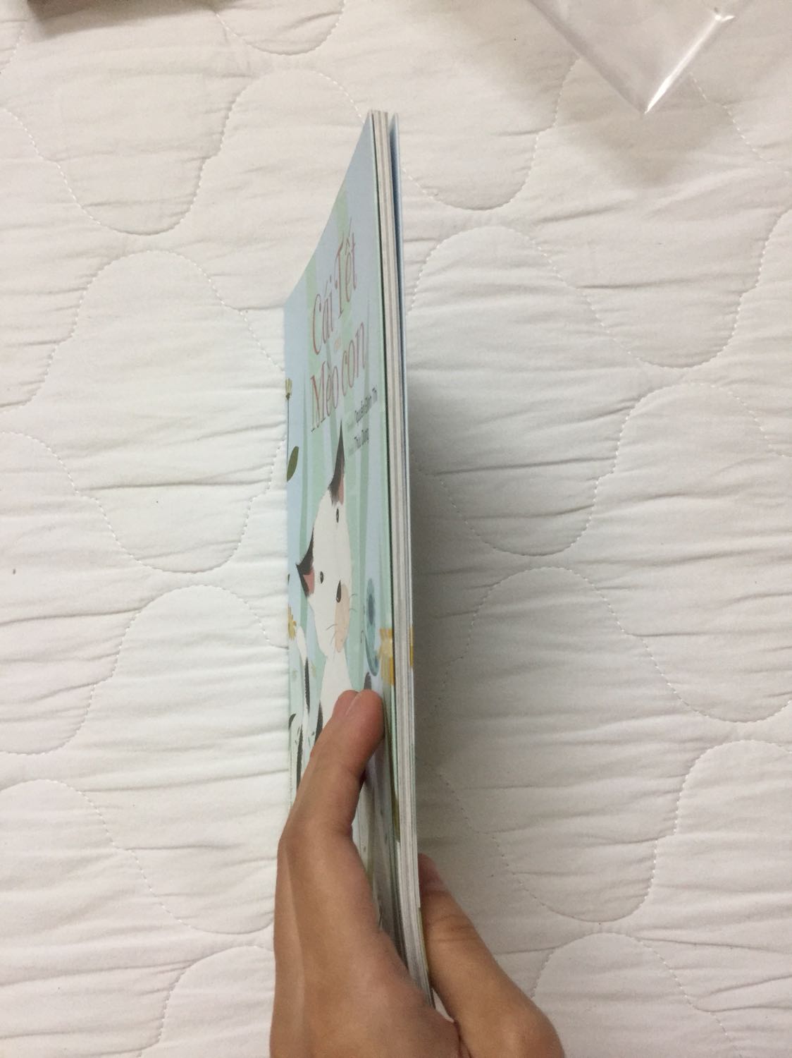 Truyện ngắn nên đọc nhanh hết lắm. Giấy trắng nên đọc có vẻ hơi mỏi mắt nhưng mà cũng ok. Ko sao cả