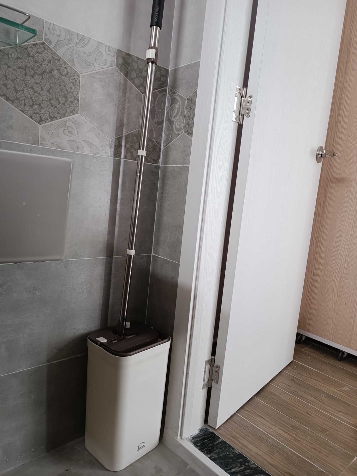 gọn gàng chắc chắn tay cầm đệm êm vắt nhẹ nhàng lau k cần dùng sức ghì kiểu dáng thanh lịch vừa vặn thẩm mỹ, tiki giao nhanh 2h, chuẩn chính hãng lock n lock, mua sale rẻ nhất các sàn lun, quá yên tâm