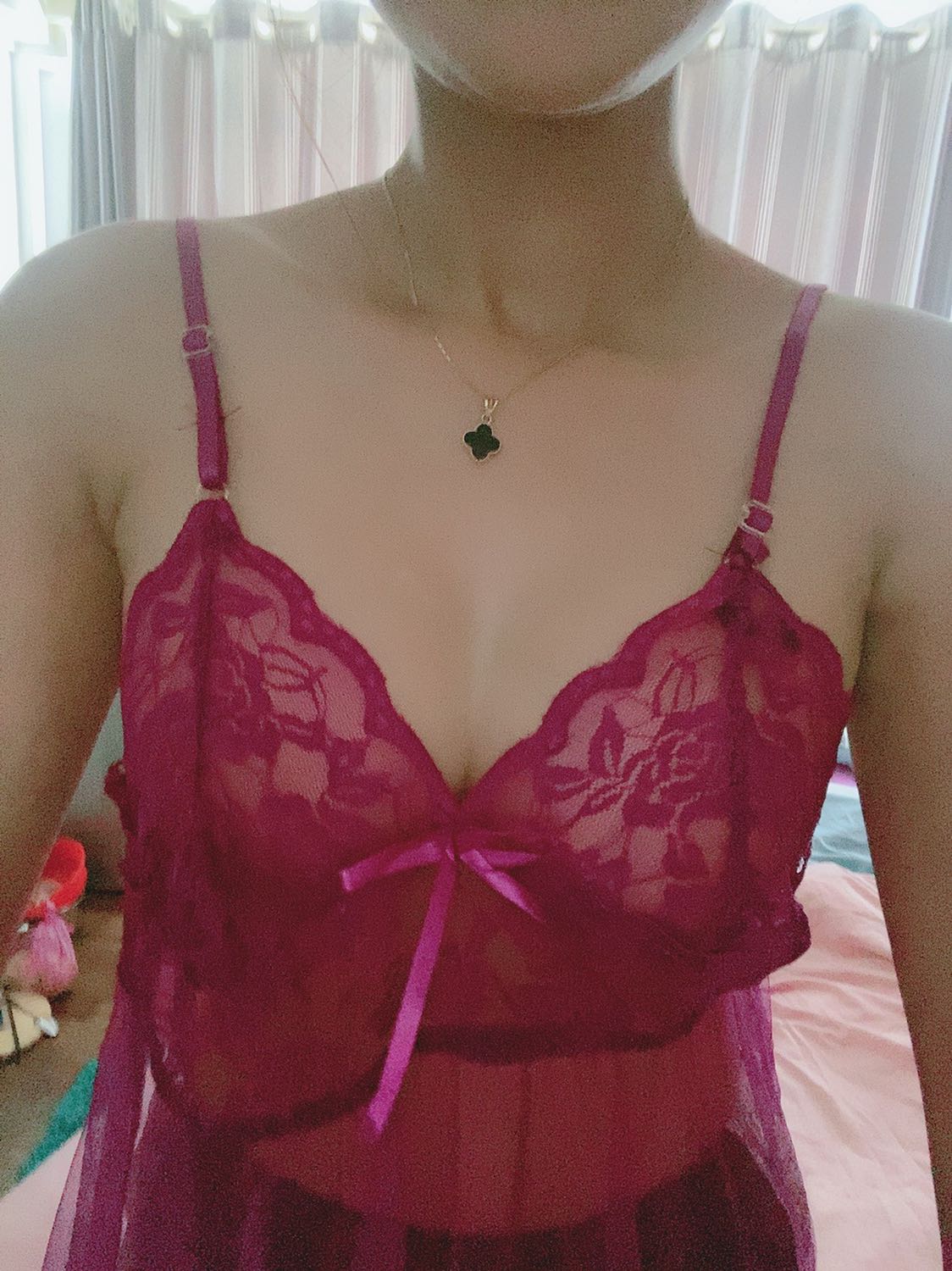 Các đầm kia của shop đẹp mỗi đầm này bị rộng rinh và lệch. Phải bóp và chỉnh lại