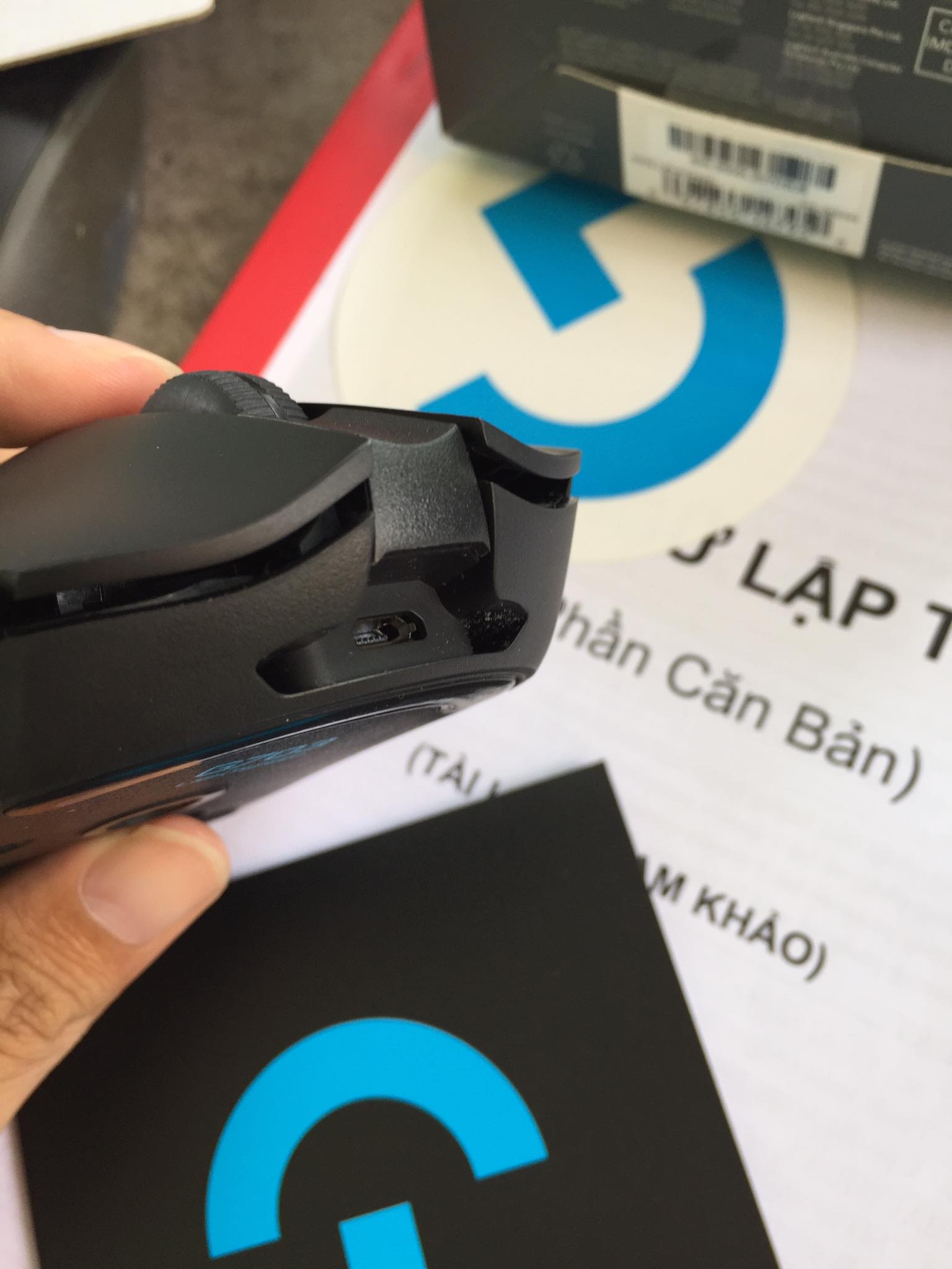 Chuột vừa mở hộp thì:
- Đầu thu nằm hổng chân lên trời.
- Feet chuột thì trầy trụa, bong tróc.
- Chỗ sạc thì đóng đầy bụi.
- S/N của chuột thì không trùng với hộp. Chuột vừa mở hộp thì:
- Đầu thu nằm hổng chân lên trời.
- Feet chuột thì trầy trụa, bong tróc.
- Chỗ sạc thì đóng đầy bụi.
- S/N của chuột thì không trùng với hộp.