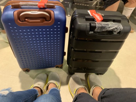 Vali rộng rãi, nhìn tổng quan có vẻ bền chắc. 
Điểm trừ là dây ràng bên trong vali ko phải dạng thun co dãn, và cũng ko thể điều chỉnh được.