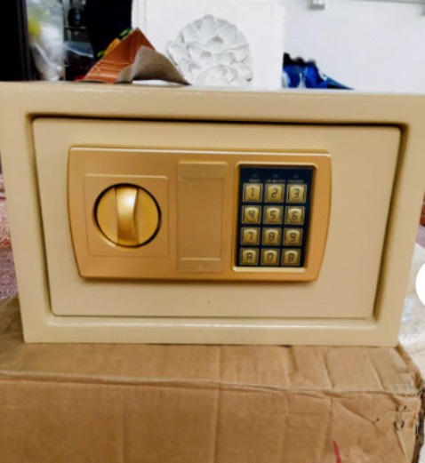 Két dầy dặn, màu đẹp, rất dễ sử dụng đựng sổ đỏ, giấy A4 ok nhé, kích thước khá rộng nên mua nhé