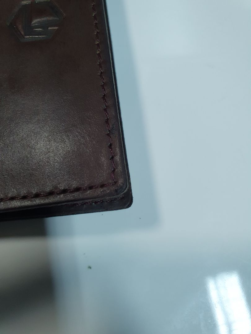 Ví nhỏ gọn. Đẹp. Nhưng phần góc dưới bên phải bị mất 1 miếng nhỏ. Ví da mới nhận về quá khô, phải dùng kem dưỡng da mới lại màu. Ví mới mà da trầy hơi nhiều.