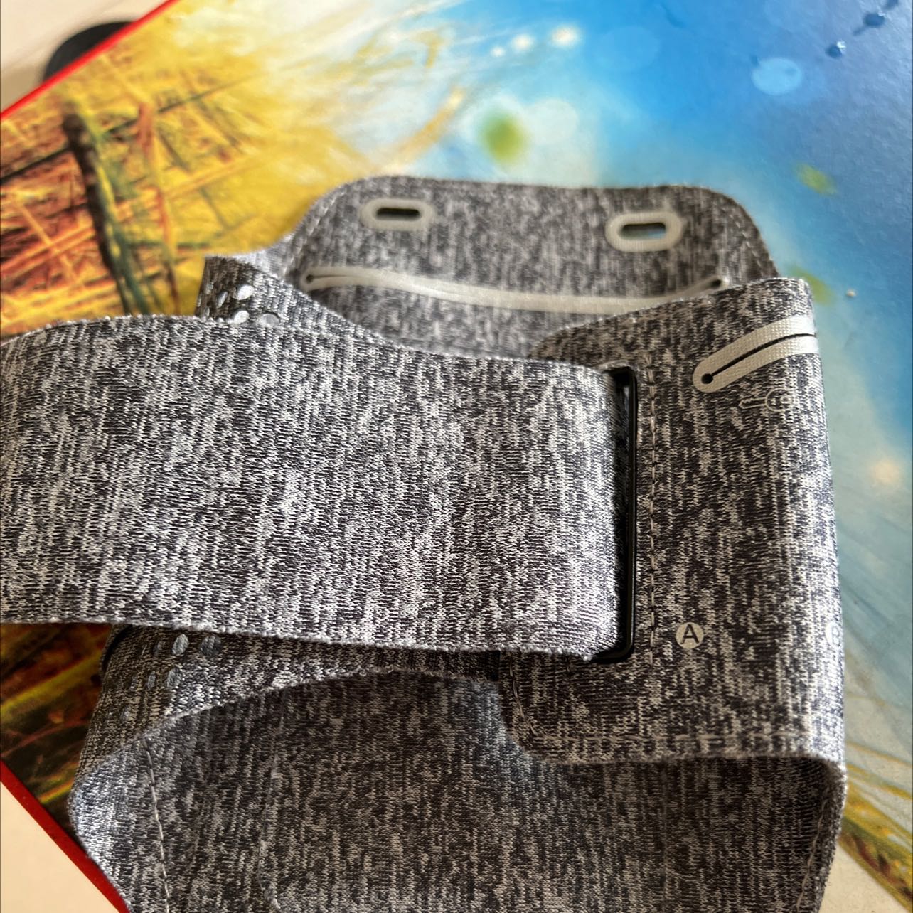 Màu mịn xinh, phần dán chắc chắn. Hic mà ip pro max vẫn hơi chật, bỏ ốp ra thì mới ổn hơn tí. Phần trong cảm ứng cũng tốt. Vẫn vote ạ