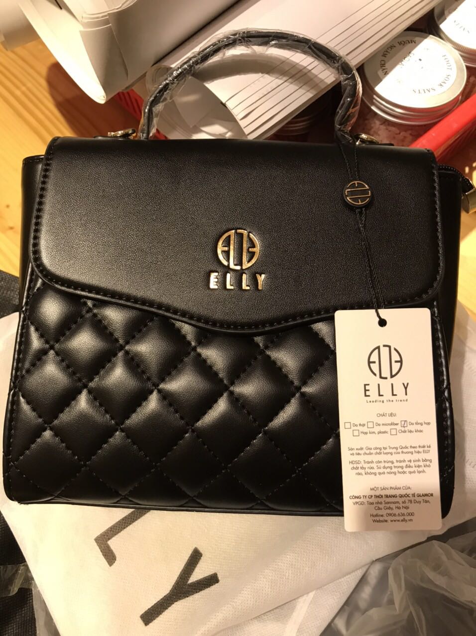 Sản phẩm đẹp, sang trọng, da mịn và êm. Lại trúng đợt giảm giá nên cũng vừa tiền. Túm lại là đáng tiền để mua sp này