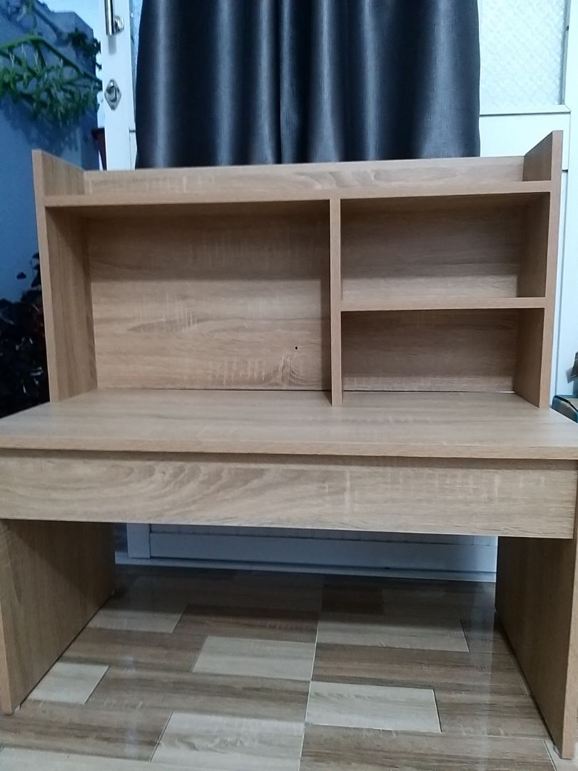 Hàng y hình, không quá khó để lắp. Mình vặn bằng tay nên loay hoay 1 tiếng mới xong , lưu ý cho các bạn có 4 nút trắng để đóng vô phía dưới mặt bàn các bạn cứ đóng mạnh tay là được. Mình làm lần đầu ko dám đóng nên siết ốc vô rồi phải gỡ ra Hàng y hình, không quá khó để lắp. Mình vặn bằng tay nên loay hoay 1 tiếng mới xong , lưu ý cho các bạn có 4 nút trắng để đóng vô phía dưới mặt bàn các bạn cứ đóng mạnh tay là được. Mình làm lần đầu ko dám đóng nên siết ốc vô rồi phải gỡ ra