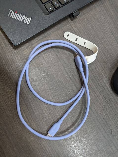 Buồn quá.
Sản phẩm thì đẹp đấy, màu cũng đẹp, dùng lâu mà màu dây không bay, chất liệu dùng rất hiếm khi bị rối. Sạc được nhanh. 
Nhưng mà dùng được 5 tháng thì 1 ngày nọ chập chờn.

Giao hàng nhanh. 
Báo sản phẩm bị lỗi, Tiki Care chăm sóc cũng tốt. Thủ tục nhận lại dễ dàng.

Nhưng mà tem thì rất dễ bay, chưa hết bảo hành mà bay tem mất tiêu nên bị từ chối bảo hành mặc dù mình dùng rất nhẹ nhàng.  Cứ tưởng Anker dùng bền nên mình cũng không để ý vụ tem, sản phẩm mình mua mắc hơn tẹo để khỏi nhức đầu ba cái chuyện đổi trả này mà cũng không tránh được. 

Xong mình được báo là sản phẩm được trả về và mình không được bảo hành. Nên thôi xin chia tay Anker từ đây.