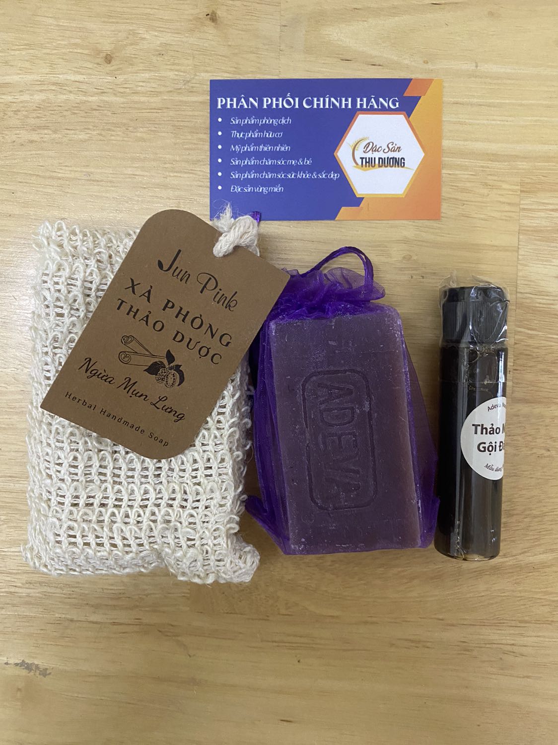 Nhận hàng ưng lắm ạ. Đóng gói cẩn thận, có cả thư cảm ơn và hướng dẫn sử dụng. Mùi xà phòng thơm, được tặng kèm 1 chai dầu gội thảo mộc bé xinh nữa. Chắc chắn sẽ trở lại mua hàng của shop. Chúc shop buôn nay bán đắt nhé.