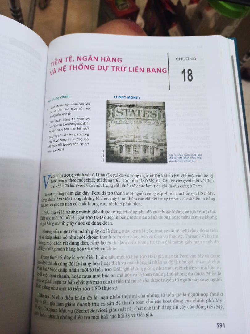 fahasa gói hàng kĩ lưỡng, sách chất lượng giấy tốt màu in đẹp, cầm cảm giác đáng đồng tiền bát gạo. một cuốn sách dễ đọc, dễ hiểu hơn các cuốn tiền tệ ngân hàng khác. Theo mình các bạn nên mua quyển này trước khi đọc các quyển như tài chính quốc tế, hệ thống ngân hàng mỹ, ...