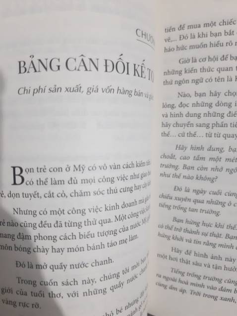 Học kế toán qua cậu chuyện kinh doanh dễ thương của một cậu nhóc bán nước chanh. Tưởng giống chuyện con nít mà thật ra kiến thức cũng nặng phết. Chủ doanh nghiệp thì không cần trực tiếp làm mấy cái này, tuy nhiên, biết vẫn tốt hơn không.