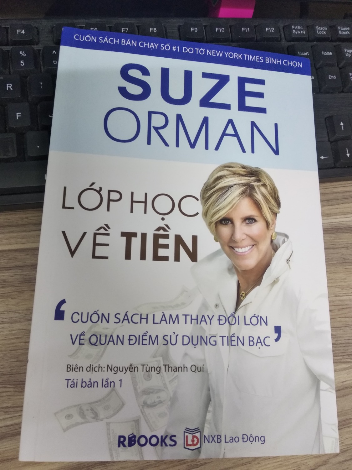 Chất giấy rất ok, nên đọc lâu không mỏi mắt. Nội dung thiết thực vì gắn liền với vấn đề tiền bạc, gia đình, việc làm, nghỉ hưu. Ai cũng nên đọc qua cuốn này 1 lần để biết cải thiện tình hình kinh tế của bản thân tốt hơn.