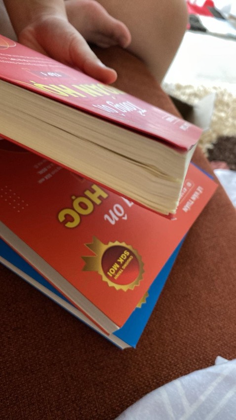Sách đến chỗ mình bị gập.