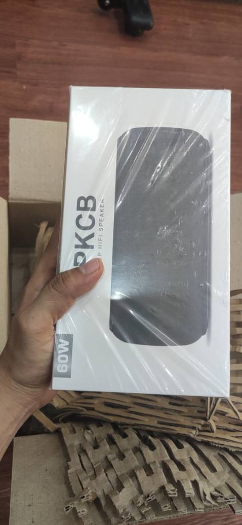 loa nghe rất là hay luôn, đóng gói chắc chắn, full box không thiếu thứ gì, kết nối rất nhạy luôn , Loa chính hãng của shop bán  thì không có gì để chê rồi. Rất hài lòng về shop và sản phẩm. Sẽ ủng hộ tiếp tục trong thời gian tới.