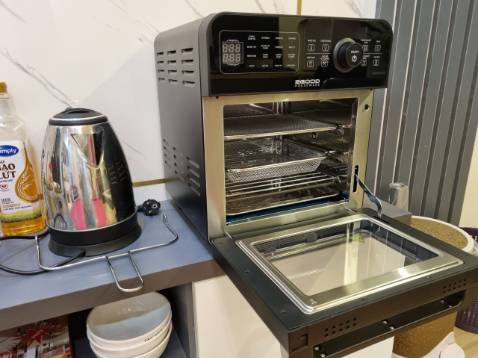 đây là một sản phẩm tốt và rất đẹp, đặt trong căn bếp gia đình nó làm cho nhìn bếp rất sang chảnh. về tính năng nấu, nồi có thêm nhiệt ở dưới mình thấy đồ ăn chín đều và nấu nhanh hơn hẳn về vệ sinh, lòng nồi bóng inox nên rất đơn giản, nhưng 2 thanh nhiệt khi vệ sinh bạn sẽ phải chờ cho nguội mới thò tay vào để lau được, à thanh nhiệt dưới bạn có thể tắt nếu không muốn sử dụng nồi hoạt động êm ru, êm như không chạy vậy, nói chung bạn nào muốn đầu tư dùng lâu dài, mua 1 lần mà không phải mua đi mua lại thì chọn em này là chuẩn bài rồi đây là một sản phẩm tốt và rất đẹp, đặt trong căn bếp gia đình nó làm cho nhìn bếp rất sang chảnh. về tính năng nấu, nồi có thêm nhiệt ở dưới mình thấy đồ ăn chín đều và nấu nhanh hơn hẳn về vệ sinh, lòng nồi bóng inox nên rất đơn giản, nhưng 2 thanh nhiệt khi vệ sinh bạn sẽ phải chờ cho nguội mới thò tay vào để lau được, à thanh nhiệt dưới bạn có thể tắt nếu không muốn sử dụng nồi hoạt động êm ru, êm như không chạy vậy, nói chung bạn nào muốn đầu tư dùng lâu dài, mua 1 lần mà không phải mua đi mua lại thì chọn em này là chuẩn bài rồi