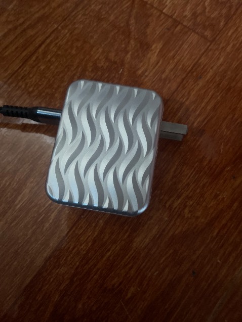 Cầm chắc chắn, chưa dùng chưa biết thế nào, cảm nhận ban đầu có vẻ tốt. Mà không tặng dây sạc như quảng cáo