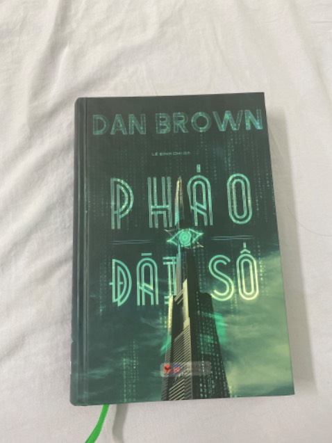 Sách bìa cứng, in đẹp, giấy đẹp. Là cuốn tiểu thuyết không thuộc loạt Robert Langdon, tuy nhiên mình thích. Mạch truyện rất cuốn hút, mạch lạc, không sử dụng chất liệu về thần học và tôn giáo như loạt tiểu thuyết về sau.