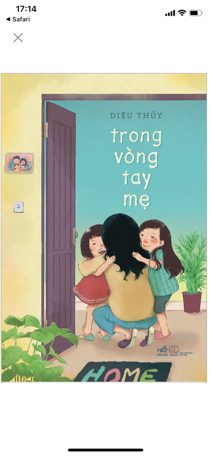 Có nghề nào đặc biệt như “nghề” làm mẹ? Với chứa chan nước mắt và nụ cười, nỗi hoang mang bên cạnh lòng kiên định, cơn giận dữ giữa khả năng nhẫn nại vô biên…, hành trình đứa trẻ lớn lên cũng là hành trình một người mẹ trưởng thành.

Trong vòng tay mẹ của Diệu Thủy là tập hợp những mảnh ghép be bé, chân thực, nhiều màu sắc kể lại một cách sinh động và cảm động câu chuyện mẹ - con bất tận: trải nghiệm những khó khăn chưa từng gặp, tận hưởng niềm hạnh phúc chưa từng biết, và câu trả lời cho tất cả luôn là thấu hiểu và yêu thương.

Có lẽ, người mẹ người bố nào nuôi con cũng sẽ thấy mình đâu đó trong cuốn sách này.