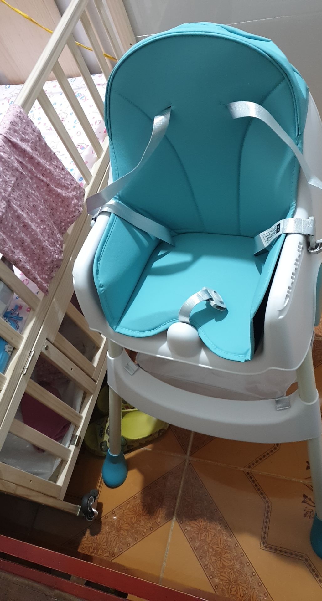 Chân ghế bằng thép chắc chắn, nhựa ghế ngồi dày dặn, không có mùi nhựa, bé nhà mình ngồi vừa