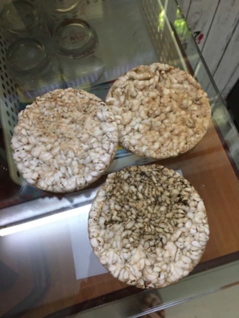 Bánh gạo lứt vị đường an kiêng gần đây tôi mua thấy bánh sứt mẻ như bị chuột gặm  , mới hôm qua mua 2 thùng nữa sáng nay mở ra gói đầu tiên đã thấy bánh bị như vầy ( xem hình ảnh) thể mà cũng đóng gói giao cho khách được … Làm ăn mà không có tâm thì chẳng bền lâu được đâu !