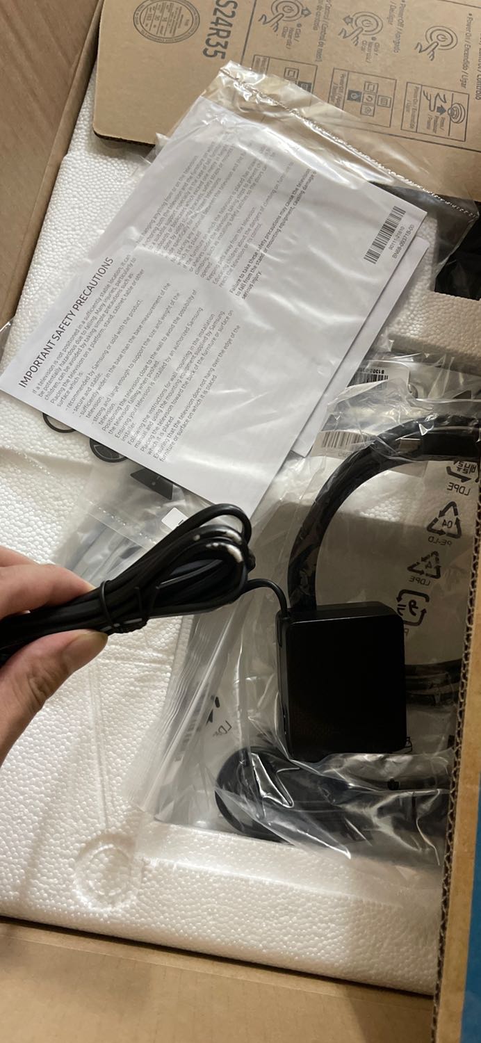 Khi mở hộp có 1 phần dây nguồn và adapter không hoàn toàn nguyên vẹn: không được đặt trong túi nilon và có vết bẩn như sơn trắng bám bẩn. Có thể hàng đã bị bóc từ trước và phụ kiện/ hàng hoá bên trong không hoàn toàn nguyên bản.