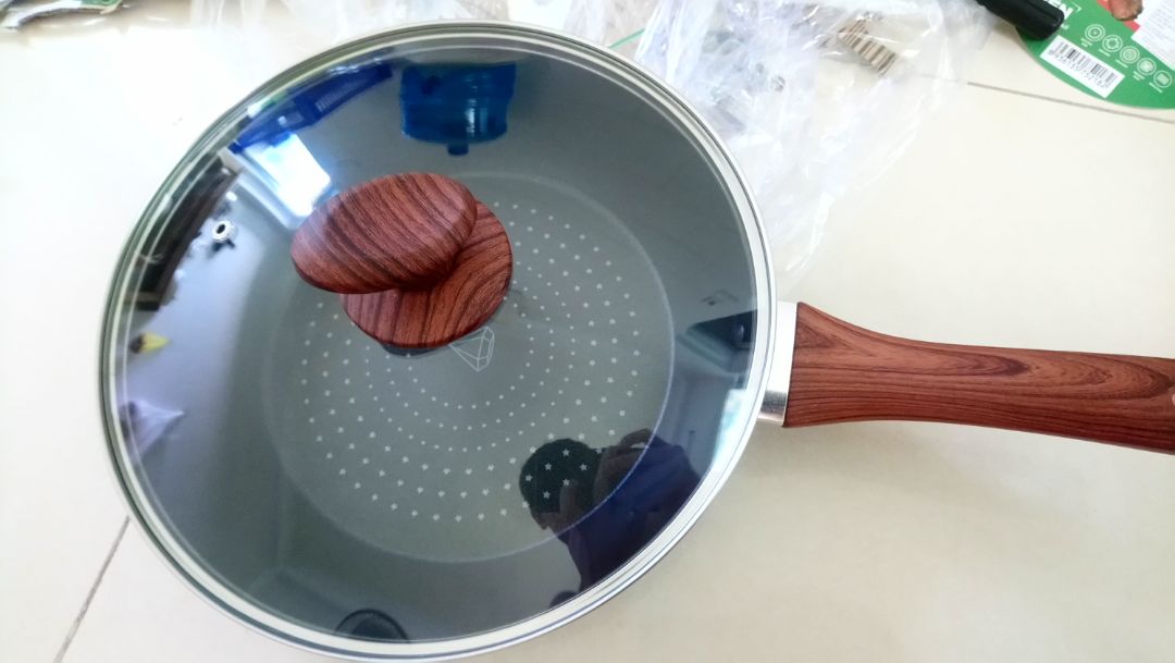 đóng gói cẩn thận, mùa dịch mà giao hàng rất nhanh, trưa hôm trước đặt mà trưa hôm sau có luôn. Chảo đẹp chắc chắn, chống dính tốt.