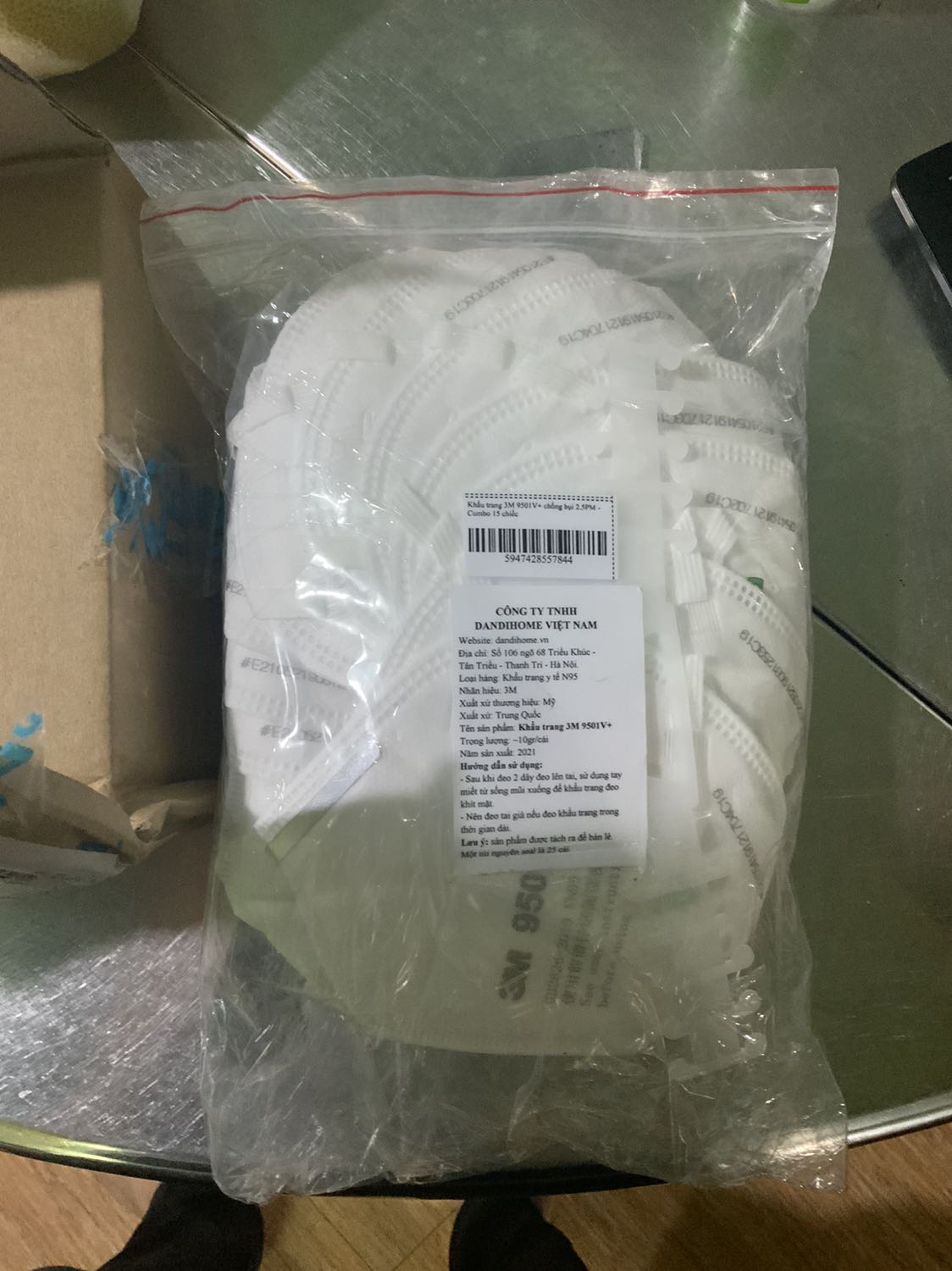 Mua của shop một lần lúc còn bán loại nguyên hộp, lần này mua khẩu trang có nhiều điểm khác với lần trước tuy cùng loại. Nhưng khẩu trang giống đặc điểm mô tả hàng chính hãng, tin tưởng shop nên cho 5 sao