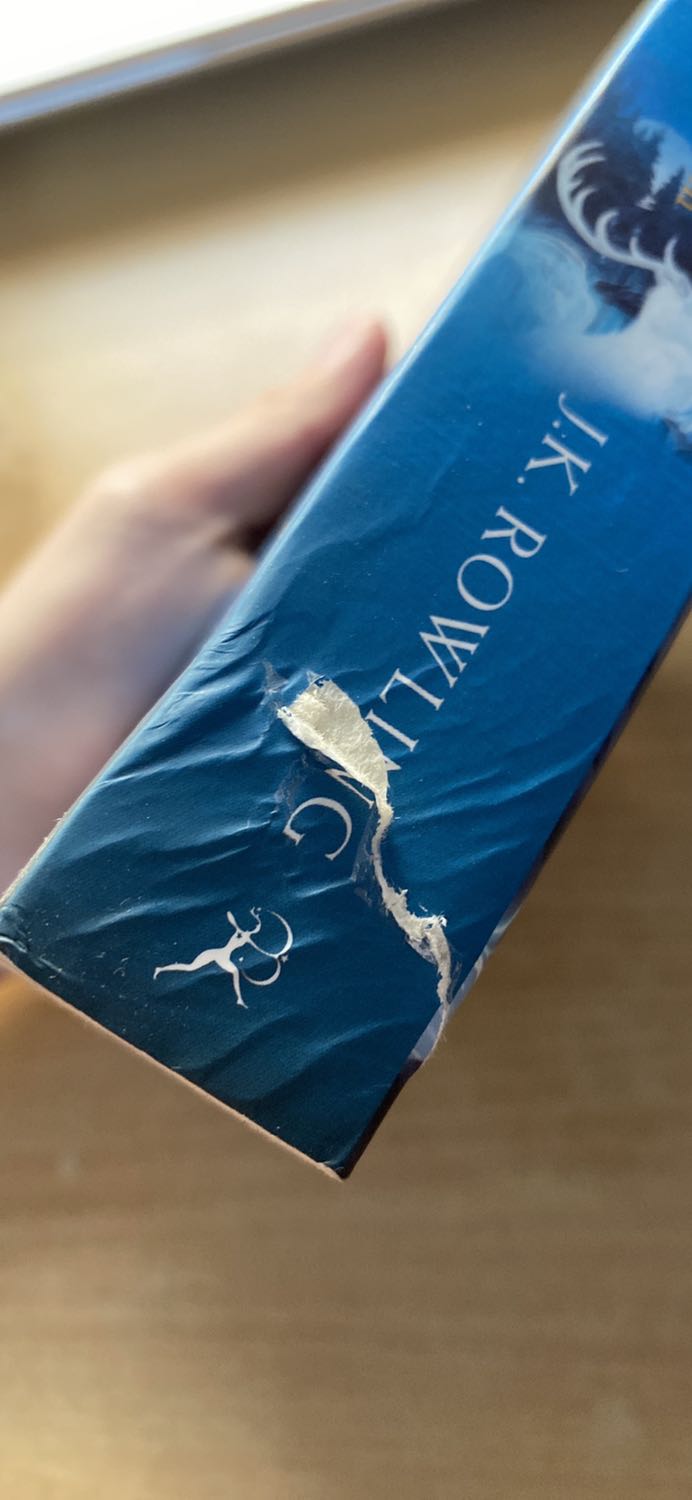 Ngày 14/11/2021 tôi nhận được 1 đơn hàng sách Harry Potter, quá trình giao nhận chậm hơn 1 ngày so với dự kiến. Khi nhận được tôi chỉ mở hộp ra để kiểm tra chứ chưa mở bao bảo vệ sách. Tới hôm nay ngày 19/11/2021 mới mở bao bảo vệ ra thì mới thấy gáy sách bị rách và nhân viên đã làm thẳng chỗ đó lại để gói bao bảo vệ (như hình) nên tôi không phát hiện ra được ngay lúc mở hàng. Bên cạnh đó còn bị gãy phía sau sách. Mong Tiki xem xét và đổi trả cho tôi quyển sách mới. Cảm ơn Tiki