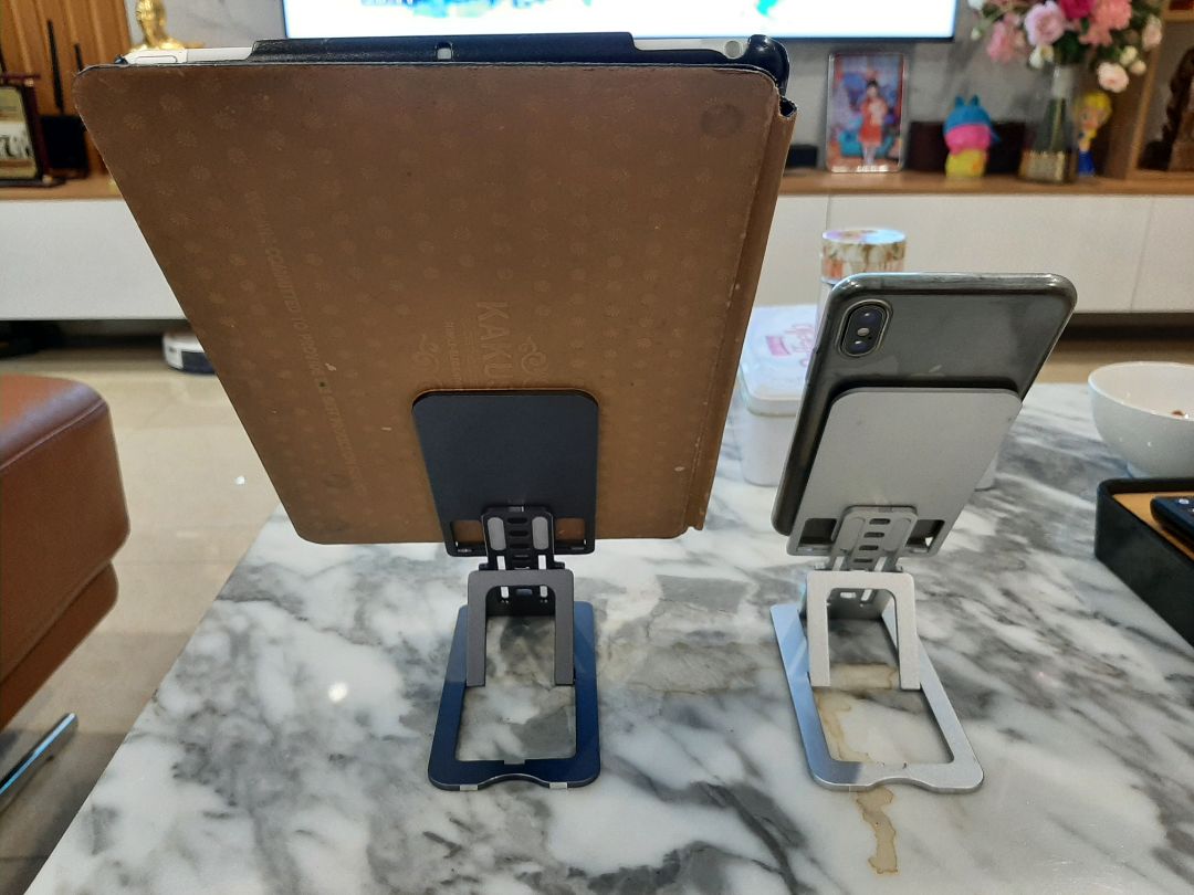 Cái màu đen là mình mua trước của shop luôn, tình cờ vào xem lại shop thấy có cái giá mầu trắng nên mình mua luôn. Điểm trừ là sp có 2 mầu, mà shop khôg tích hợp vào thành 1 sp có nhiều lựa chọn, làm mình mất công tìm quá.