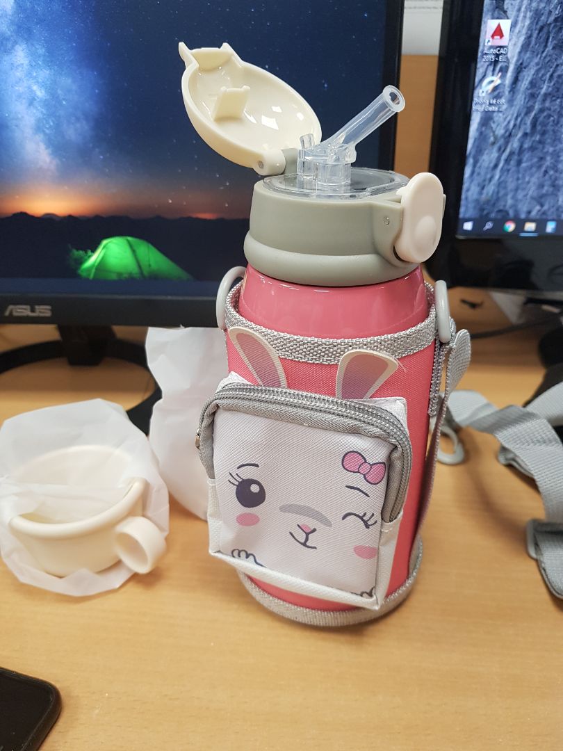 Mình mua về bé nhà mình thích lắm. Đeo đi dạo cả ngày mặc dù còn chưa đổ nước vào. Cảm nhận sau khi sử dụng sản phẩm giữ nhiệt tốt. Nước đá mình để từ sáng mà trưa vẫn lạnh lắm. 
Bé đi dạo vòng về có mấy bạn cùng tầng cũng đòi mẹ mua theo. Mọi người nên mua nhé, sản phẩm tốt trong tầm giá.