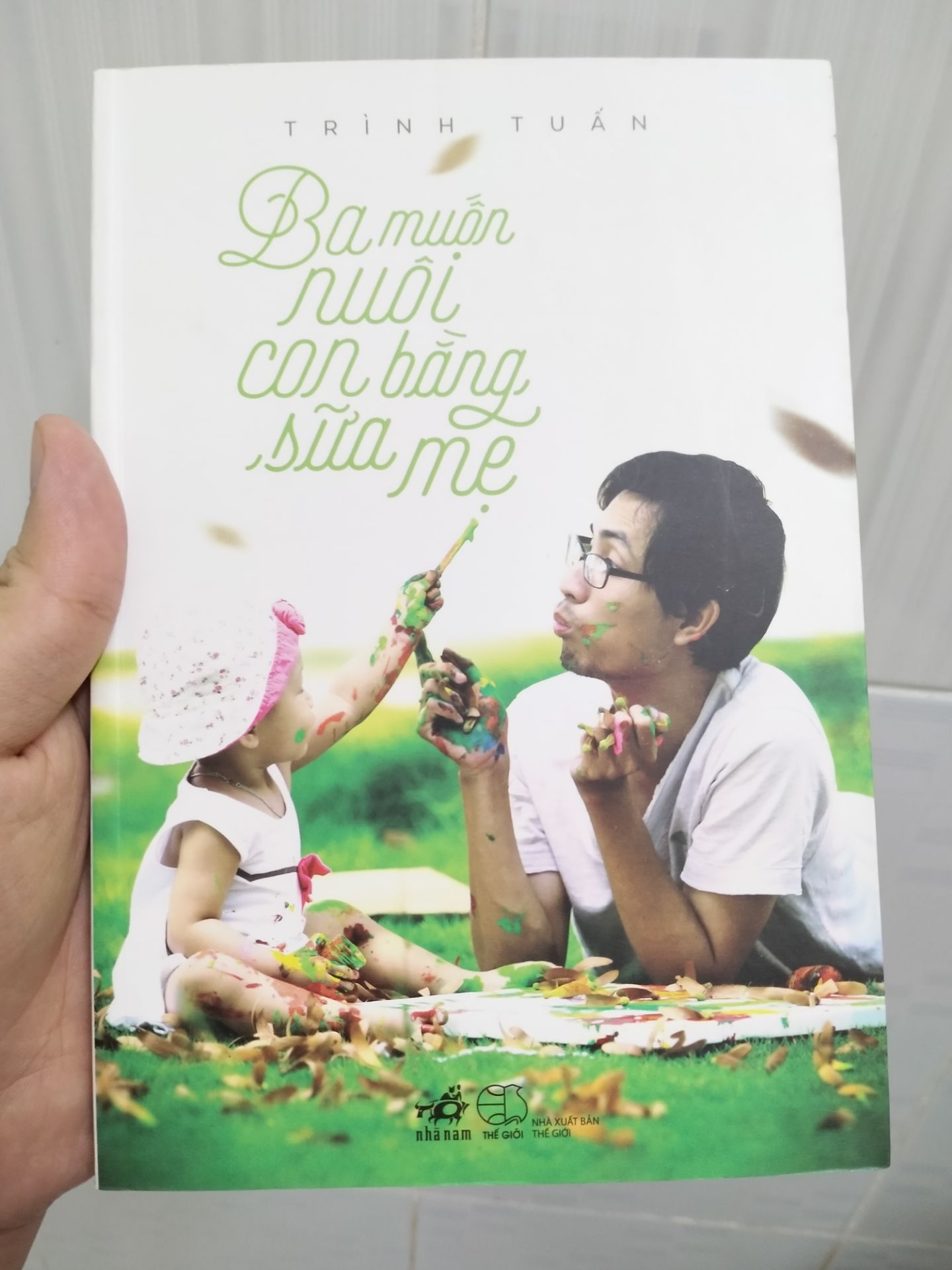 Mua được giá rẻ nên sách có vẻ trông bẩn ở ngoài, nhưng nội dung bên trong vẫn sạch sẽ chấp nhận được với mức giá này. Cơ mà phần gáy sách in ấn lỗi không biết có phải Tiki giao nhầm sách lậu hay không nữa!?