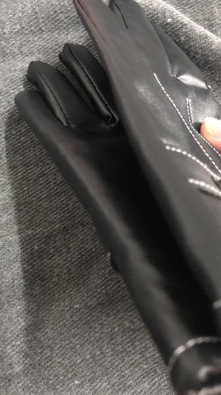 Mình thấy sản phẩm khá là ok. Da mềm mại có lớp lót trong tạo cảm giác thoải mái. Da có độ co giãn tốt. Trước mình cũng dùng găng tay da rồi cơ mà chưa thấy đôi nào ưng ý như đôi này. Đẹp vừa tay nữa. Găng tay tốt cảm ơn shop.