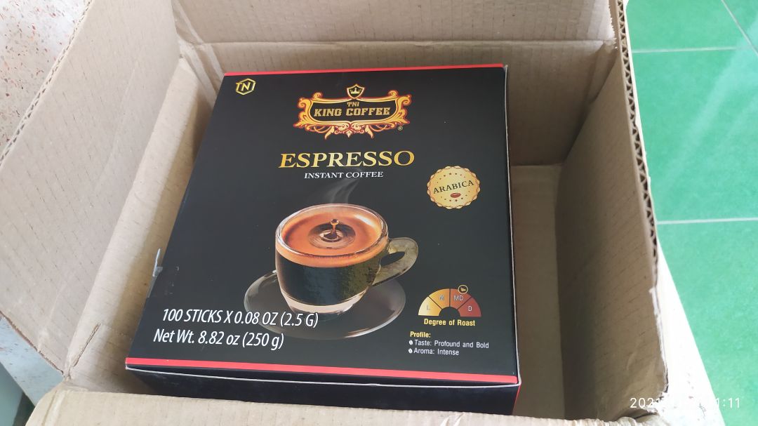 Cafe vị đậm. Khi pha nghe mùi hơi khét nhưng để nguội chút xíu thì uống cũng ok, giống expresso. 
Điểm trừ về hình thức, có cảm giác là có cái hộp giấy rồi nhồi 1 đống cafe vào cho đủ số vậy. Mình đếm thử thì ra 101 gói. 😂