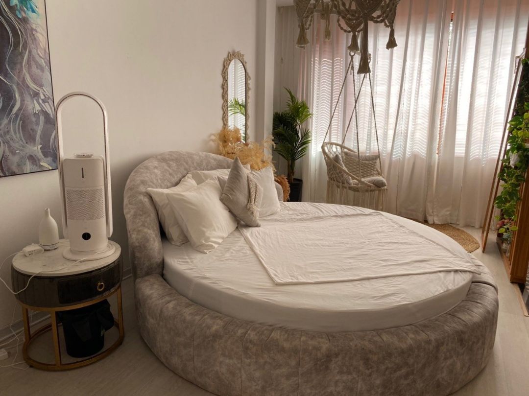 Trải nghiệm 1 tuần, đánh giá về sp quá ổn so vs mức giá
-	Thiết kế đẹp, nhỏ gọn, 1 sản phẩm thôi nhưng tính năng tương đương với quạt, máy lọc không khí, bù ẩm
-	Làm mát rất dễ chịu, không phà phà vào mặt như các quạt khác đâu, nhiều tốc độ gió nên phù hợp đủ loại thời tiết
-	Do có màn hình hiển thị bụi mịn nên có thể check được chất lượng không khí trong phòng, so sánh với máy lọc không khí khác thì bộ lọc của quạt ultty luôn ở mức tốt hơn.
-	Có thêm tính năng diệt khuẩn tia UV với bù ẩm, bù ẩm thời tiết hiện tại chưa cần nhưng đến hè thì chắc chắn sẽ rất cần thiết
-	Hoạt động êm ái
-	Có thể điều khiển qua app đt
-	Quạt không cánh nên an toàn cho trẻ nhỏ
mình sẽ mua tặng bố mẹ một cái nữa