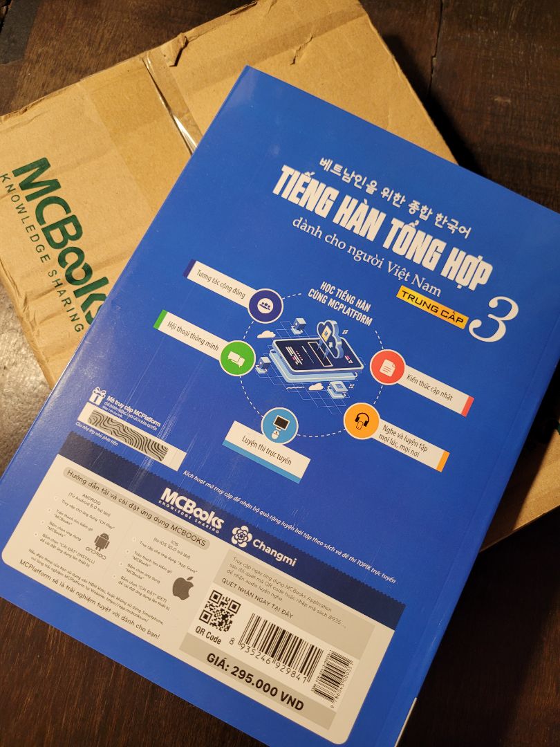 Sách đẹp, giao nhanh, không cấp móp. Nhưng quyển 3 này chắc do đợt in mới nên bìa màu nhạt hơn quyển 4 5 6 trước đây mình mua.