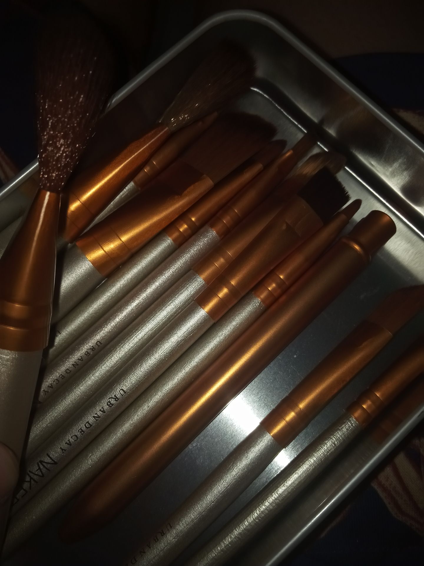 Cọ xinh xinh, vừa tay, lông mềm đánh rất thoải mái. Phù hợp cho những bạn như sinh viên hay những bạn đi làm trang điểm đơn giản, khuyên nên mua nha shipper thân thiện nữa ❤